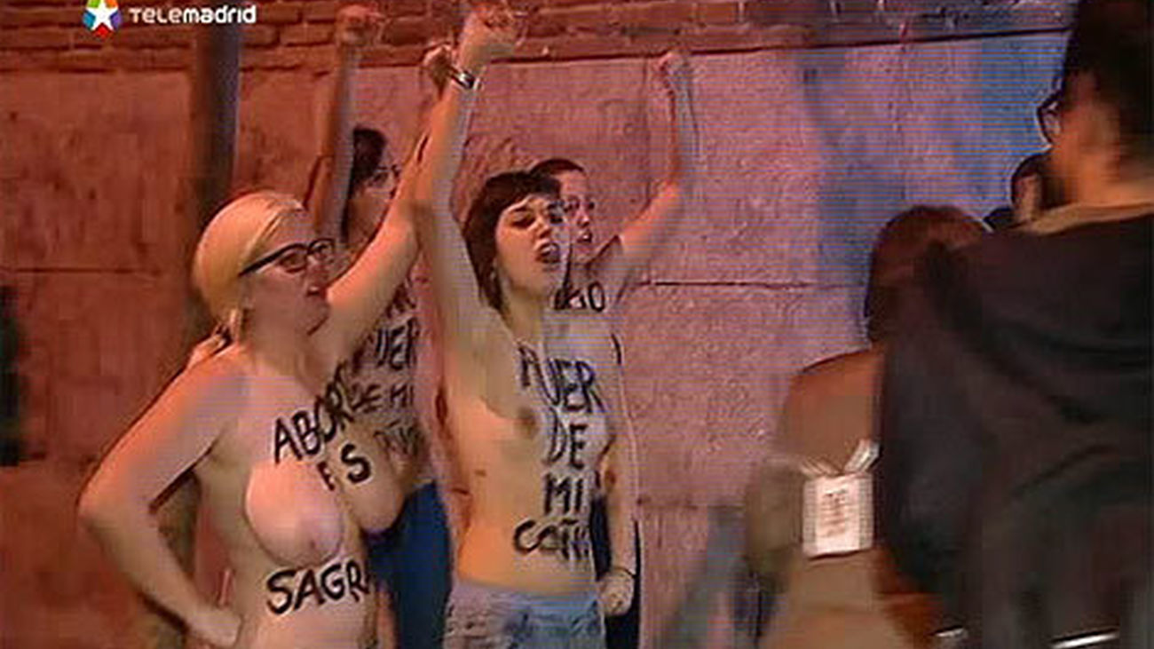 Activistas De Femen Abordan A Rouco A Pecho Descubierto En Favor Del