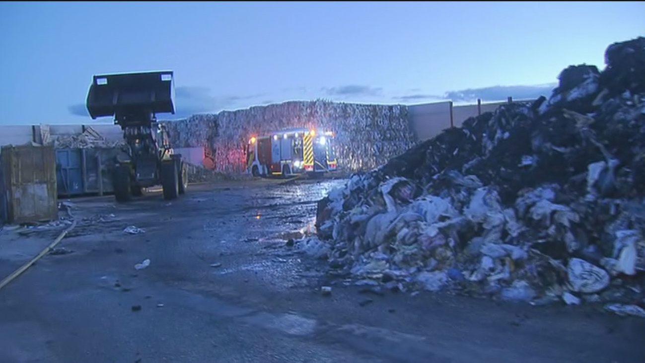 Controlado el incendio en una nave de reciclaje de papel en Alcorcón