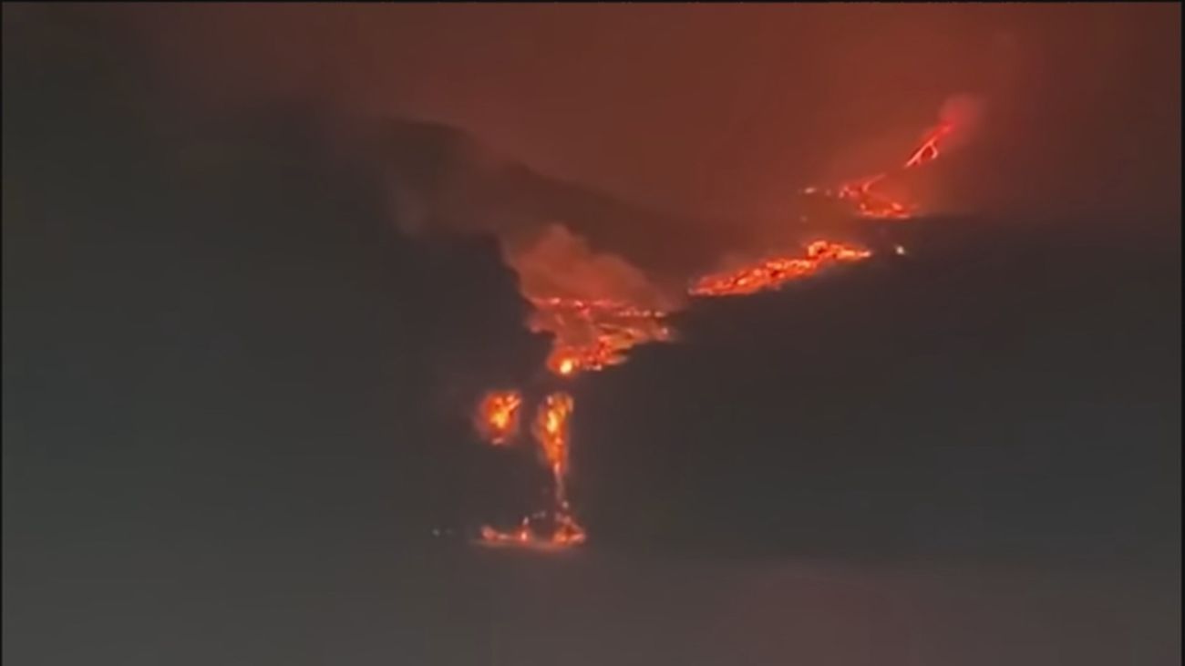 La lava del volcán de La Palma crea un enorme delta y gana terreno al mar