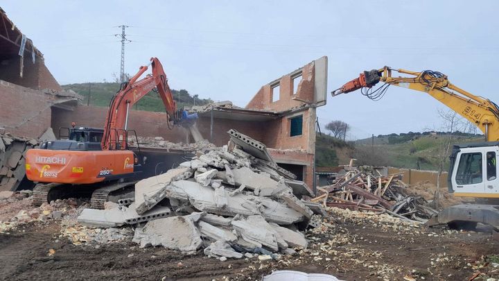 Trabajos de demolición en el Paraje de Arroyo del Povo, en El Molar