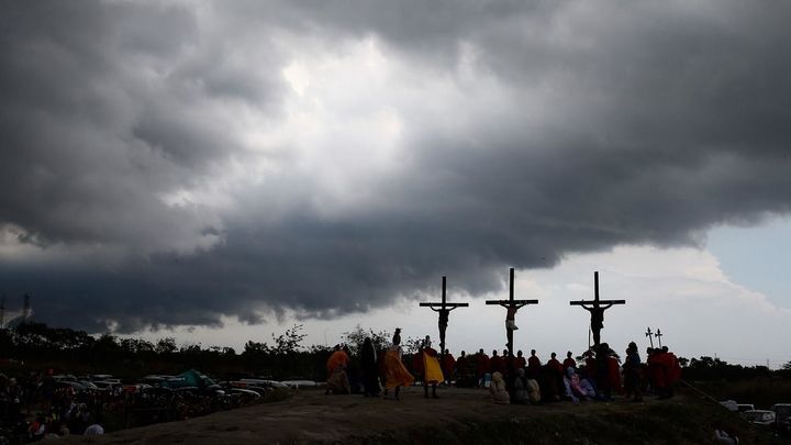 Los crucificados de Filipinas recrean con dolor y sangre la pasión de Cristo