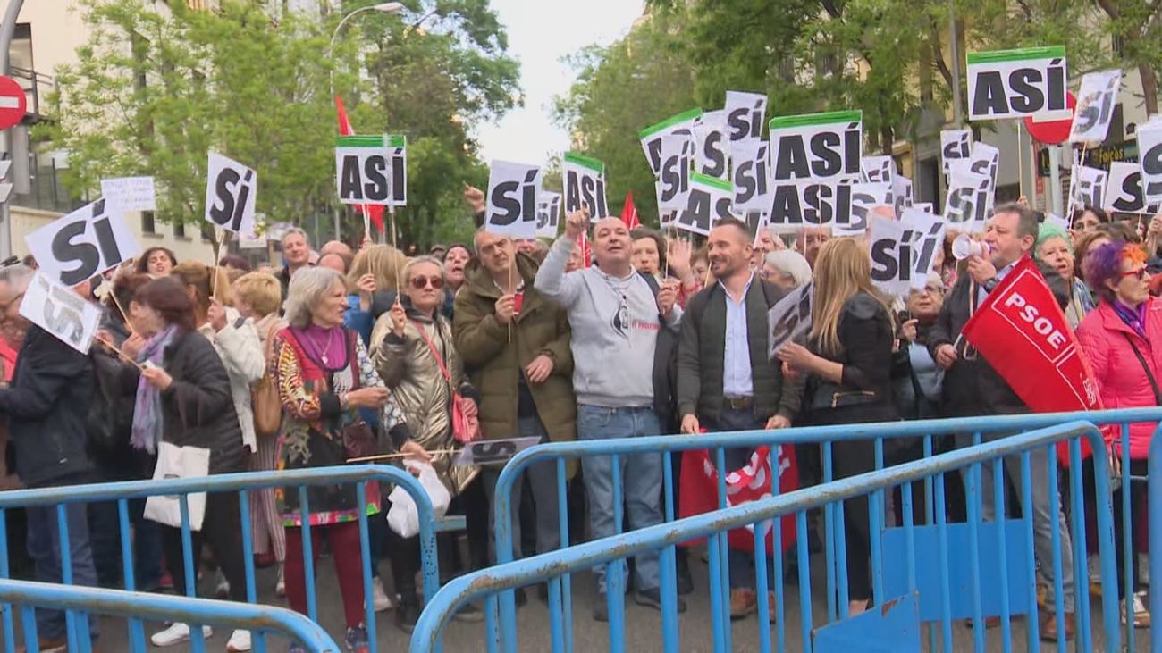 El PSOE instala pantallas en la calle y dará en abierto las