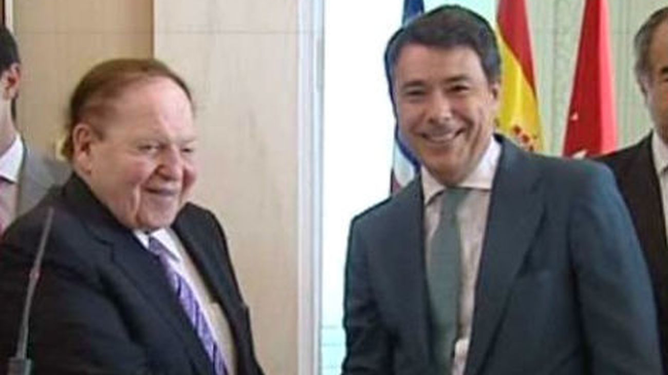 Adelson hace un viaje relámpago a Madrid para reunirse con González