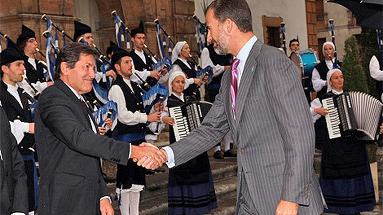 El Príncipe saluda a Javier Fernández
