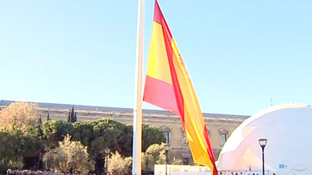 Posada y García Escudero presiden el izado de la bandera de la Plaza de Colón