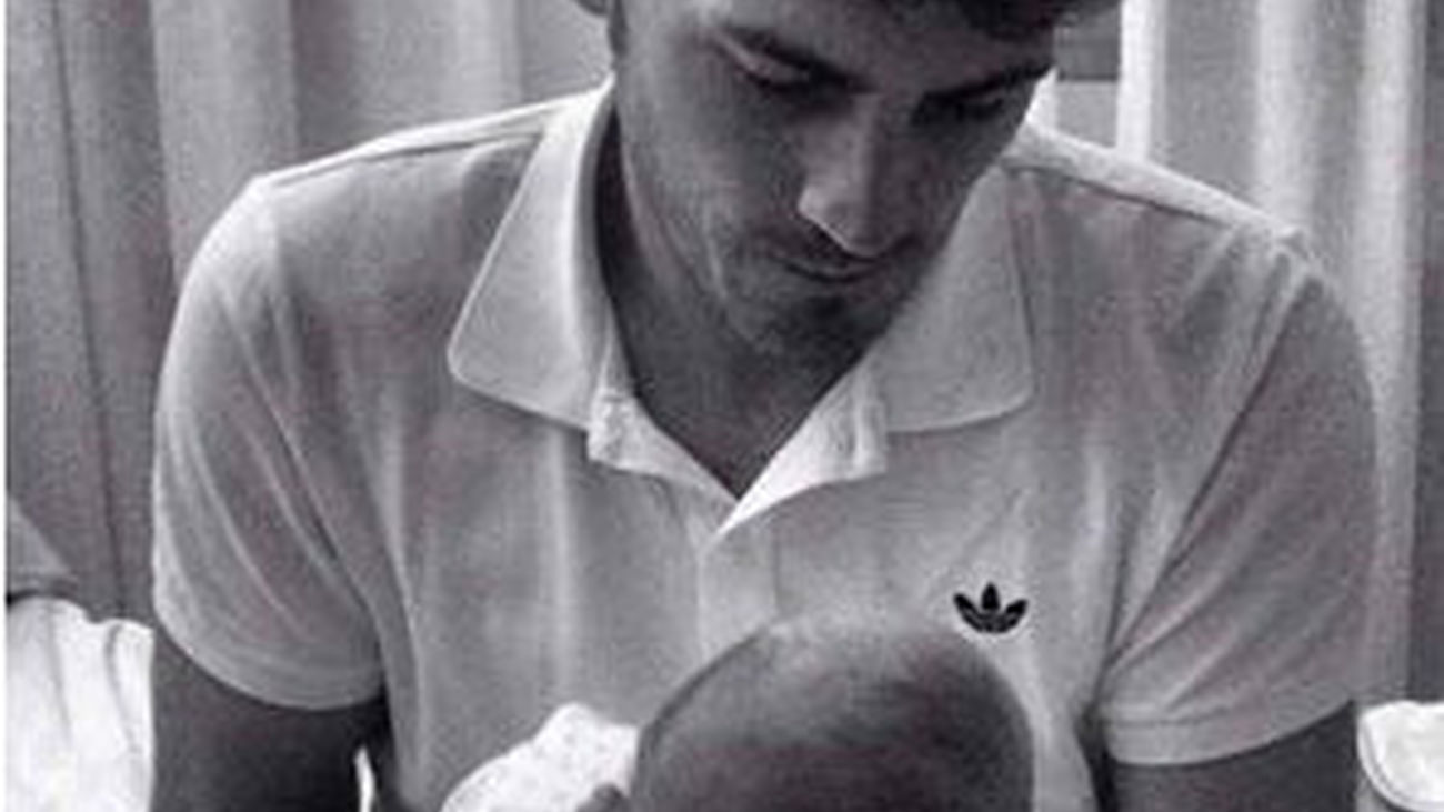 Casillas posa con su hijo