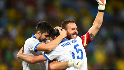 2-1. Grecia se clasifica cuando Costa de Marfil lo festejaba