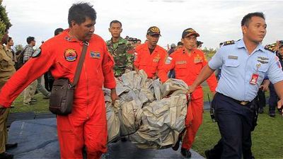 Hallados en el mar de Java cadáveres y restos del avión de AirAsia