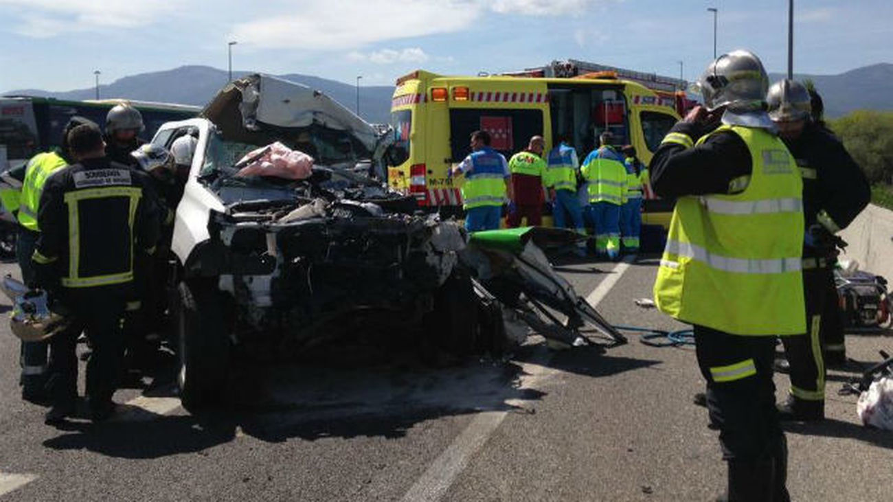 Un muerto y dos heridos en un accidente entre un coche y un camión en la A-6