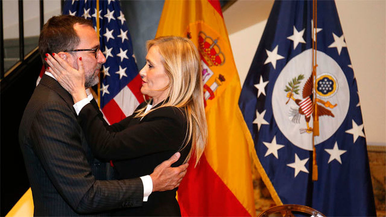 El embajador estadounidense, James Costos y la presidenta de la Comunidad de Madrid, Cristina Cifuentes