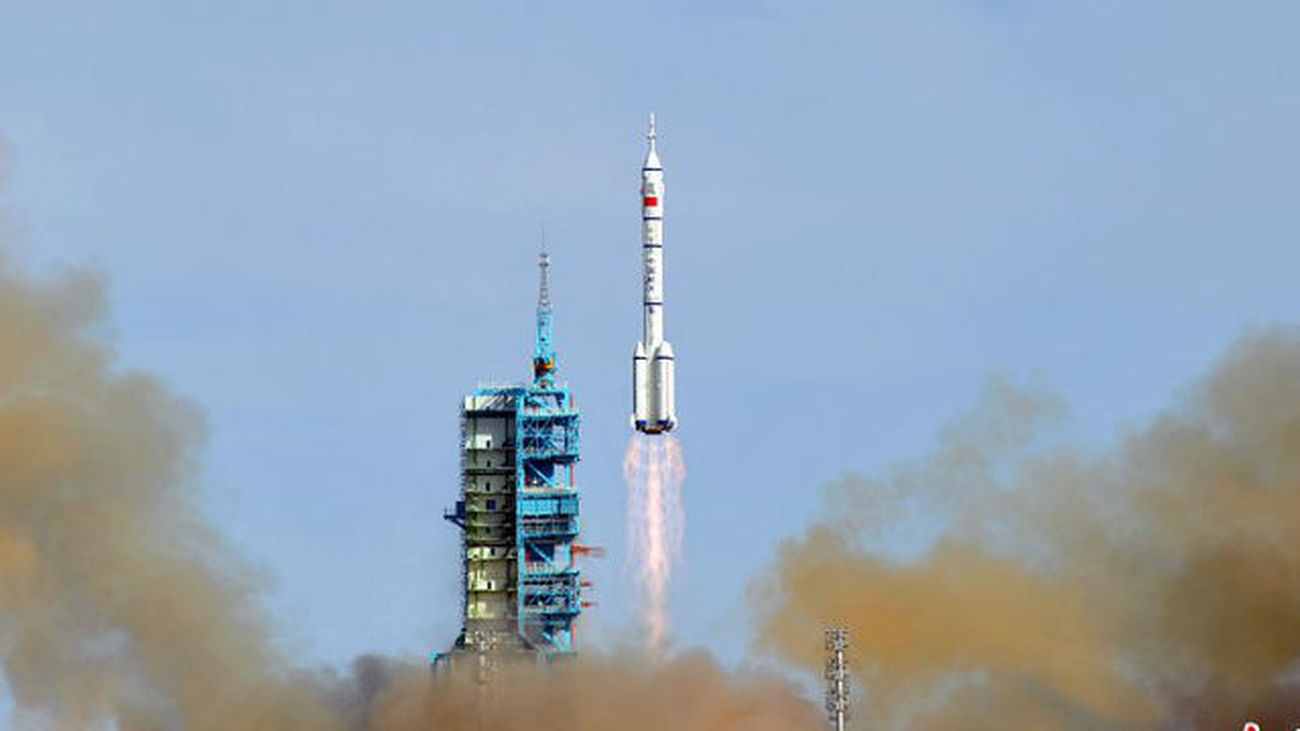 Llega a la base de lanzamiento la nave china que transportará a dos astronautas