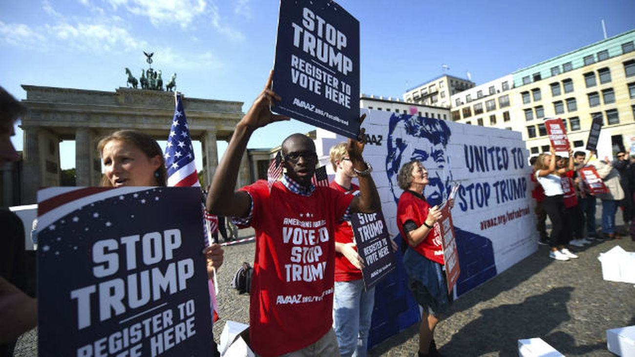 Varias personas participan en una protesta contra Trump en la puerta de Brandeburgo