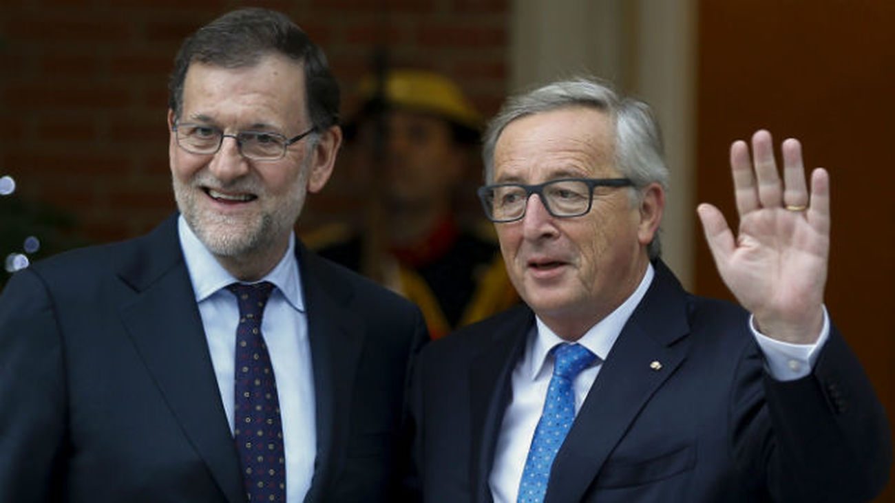 Rajoy anuncia a Juncker la inminente aprobación  de las medidas para cumplir con el déficit