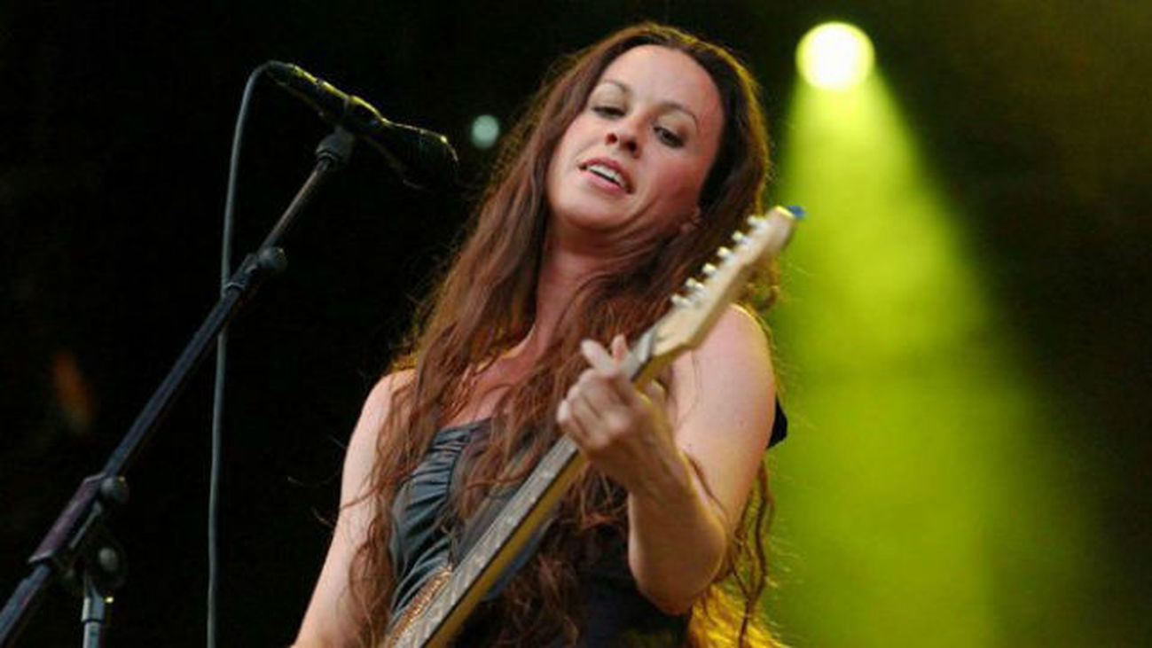 Alanis Morissette, cantante, compositora, guitarrista, productora y actriz canadiense nacionalizada estadounidense. Ha ganado 16 premios Juno y 7 premios Grammy, estuvo nominada para dos Globos de Oro