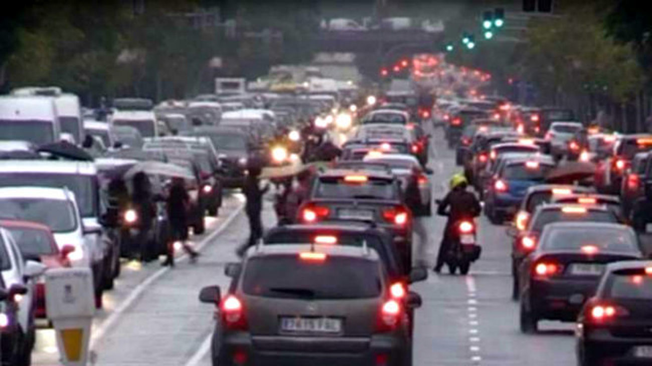 La lluvia complica el tráfico en Madrid hora por atascos y balsas de agua