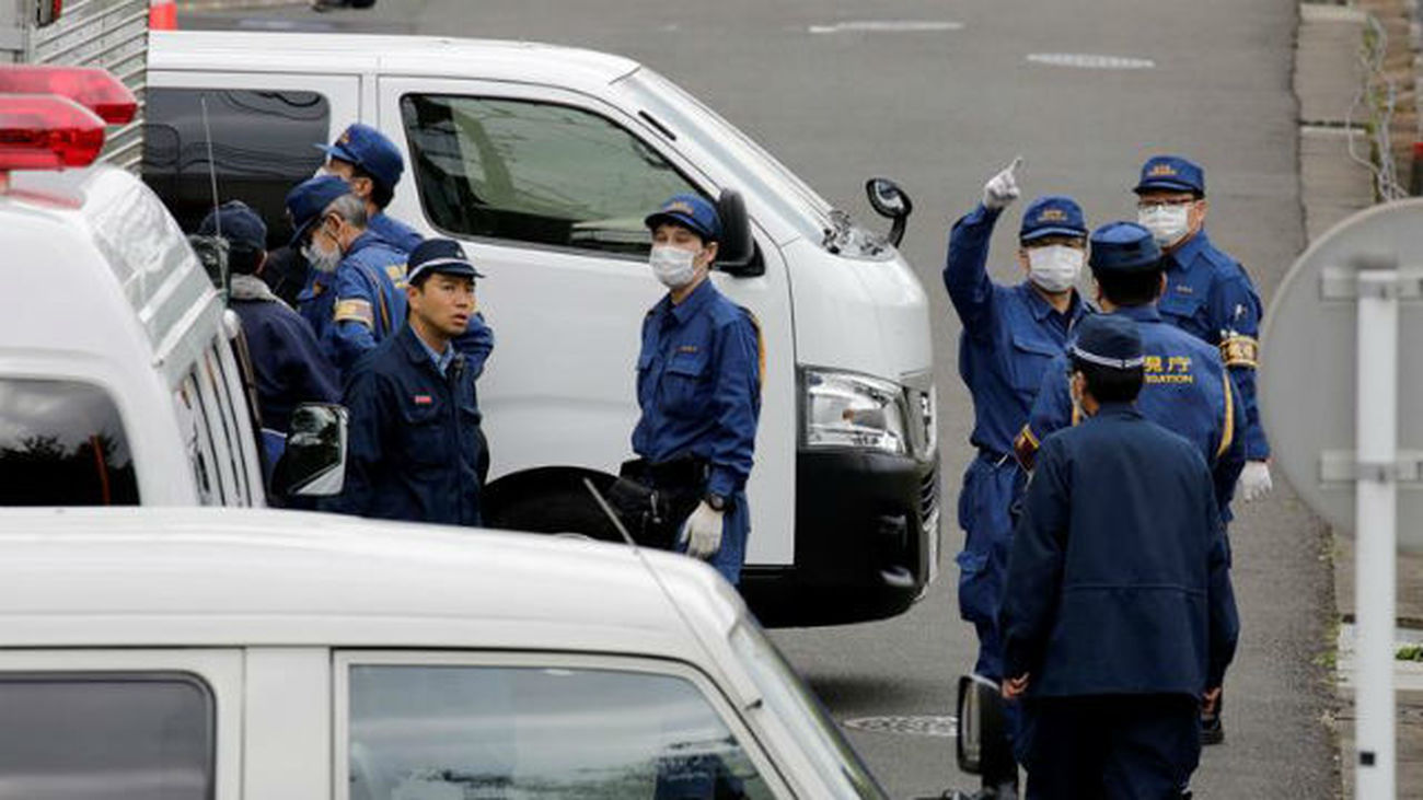 Investigadores policiales y policía forense vigilan el edificio de departamentos del suceso