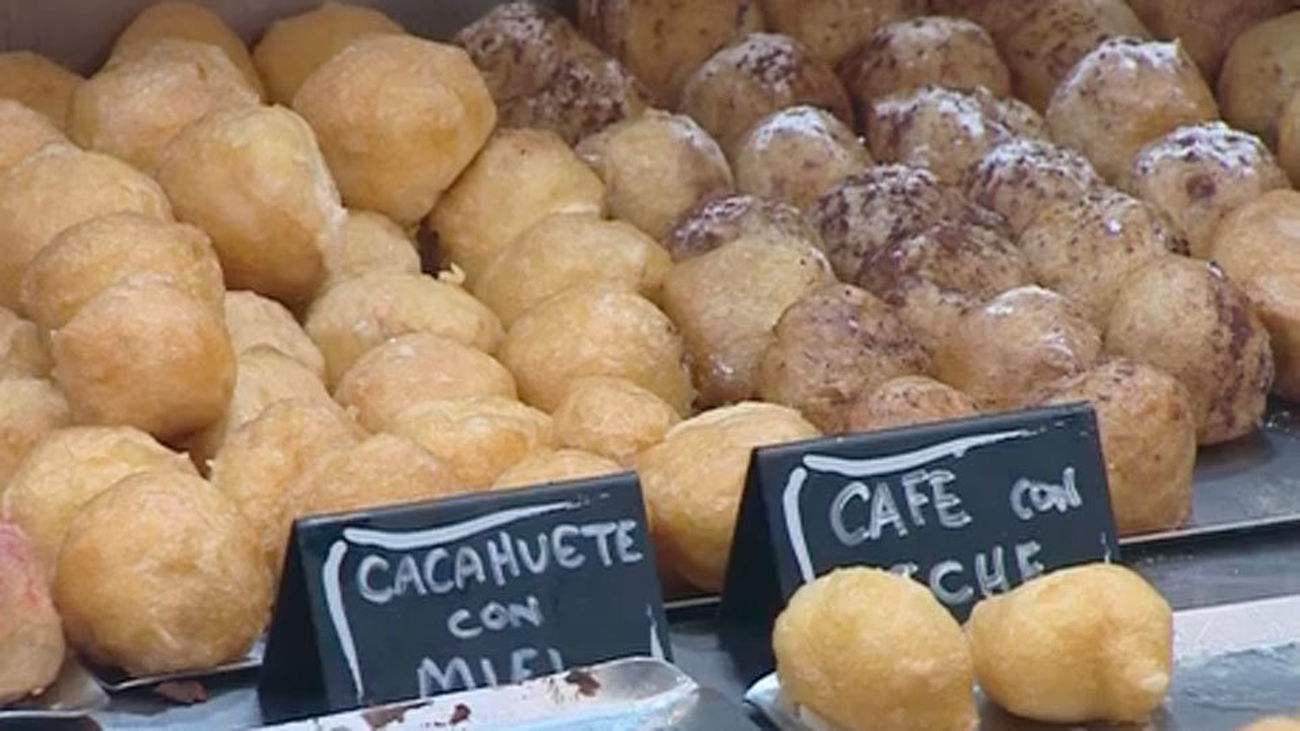 Buñuelos de viento y huesos de santo se venden como rosquillas en Madrid