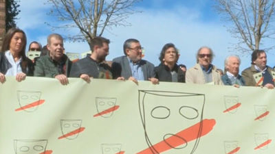 Boadella y unas 200 personas se manifiestan contra el nacionalismo en su pueblo de Girona