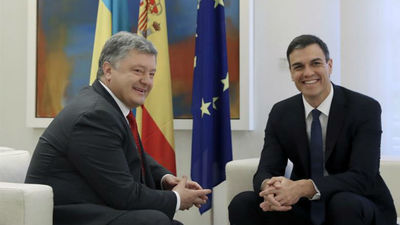 Sánchez recibe en Moncloa a Poroshenko en su primer acto como presidente
