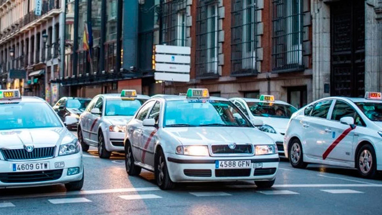 Taxis circulando por Madrid