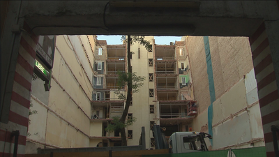 Cuatro meses después del derrumbe vuelven los vecinos desalojados de Martínez Campos