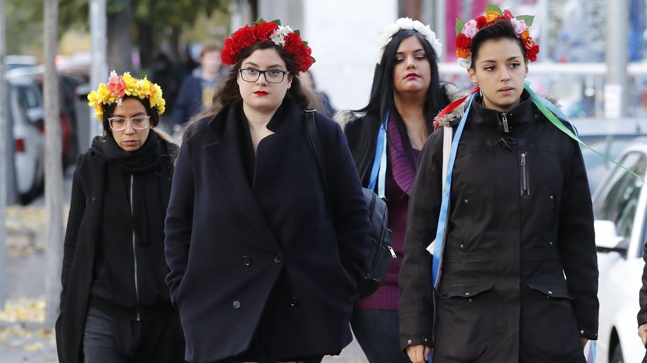 Las dos activistas de Femen (d y 2d) junto a otras compañeras en el Juzgado de lo Penal número 23 de Madrid.