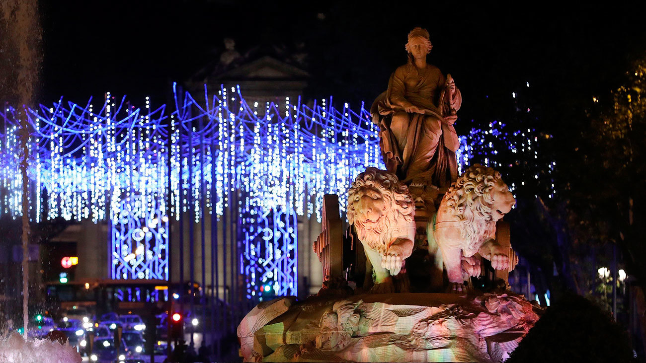 Vista de la fuente de Cibeles de Madrid iluminada en Navidad