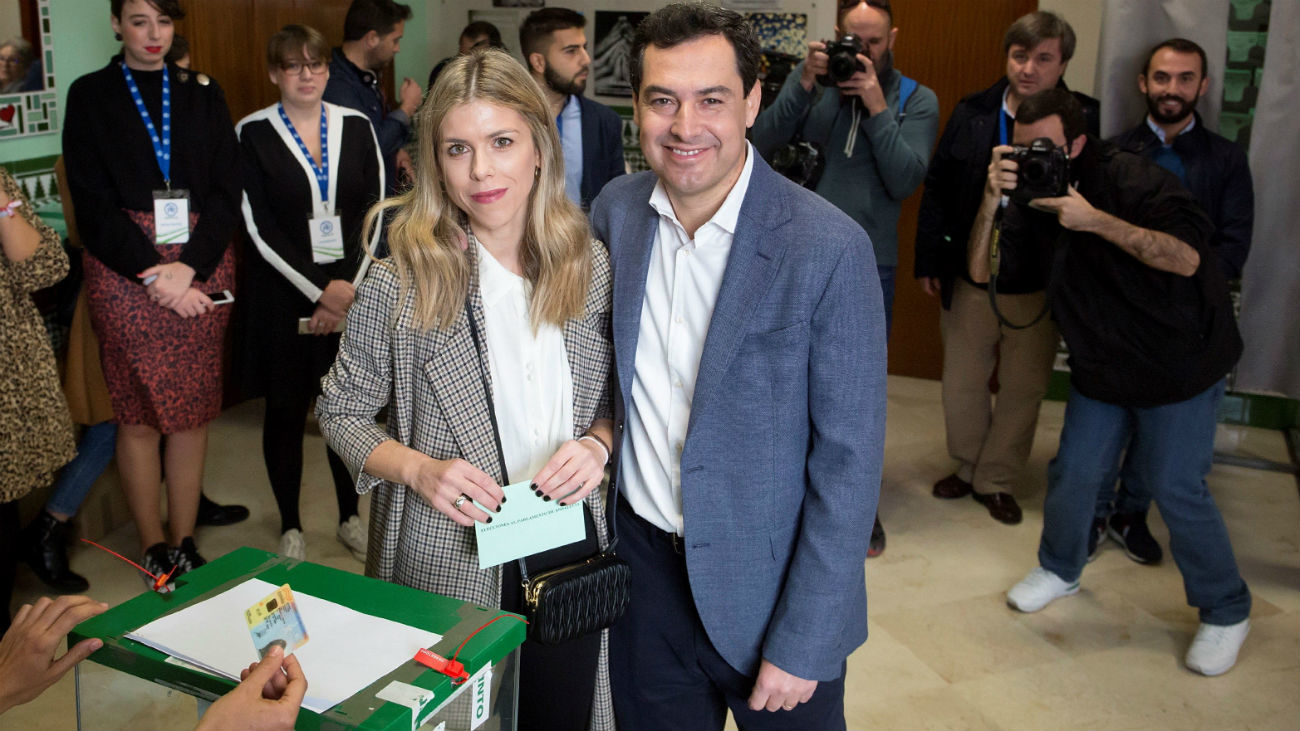 El candidato a la Junta de Andalucía por el Partido Popular (PP), Juanma Moreno, vota acompañado de su mujer, Manuela Villena