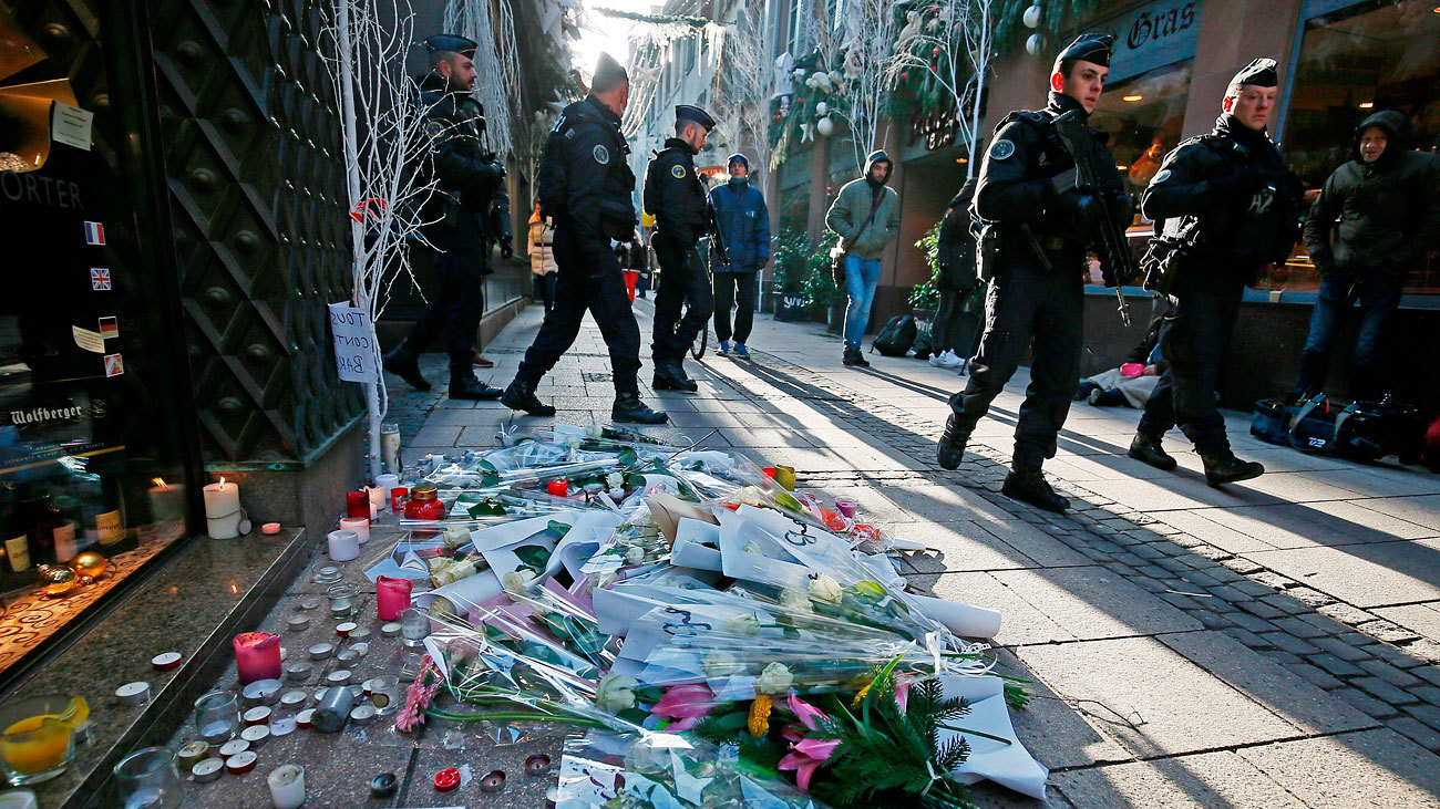 Flores, velas y mensajes de condolencia en el lugar donde falleció una de las víctimas en el atentado en Estrasburgo