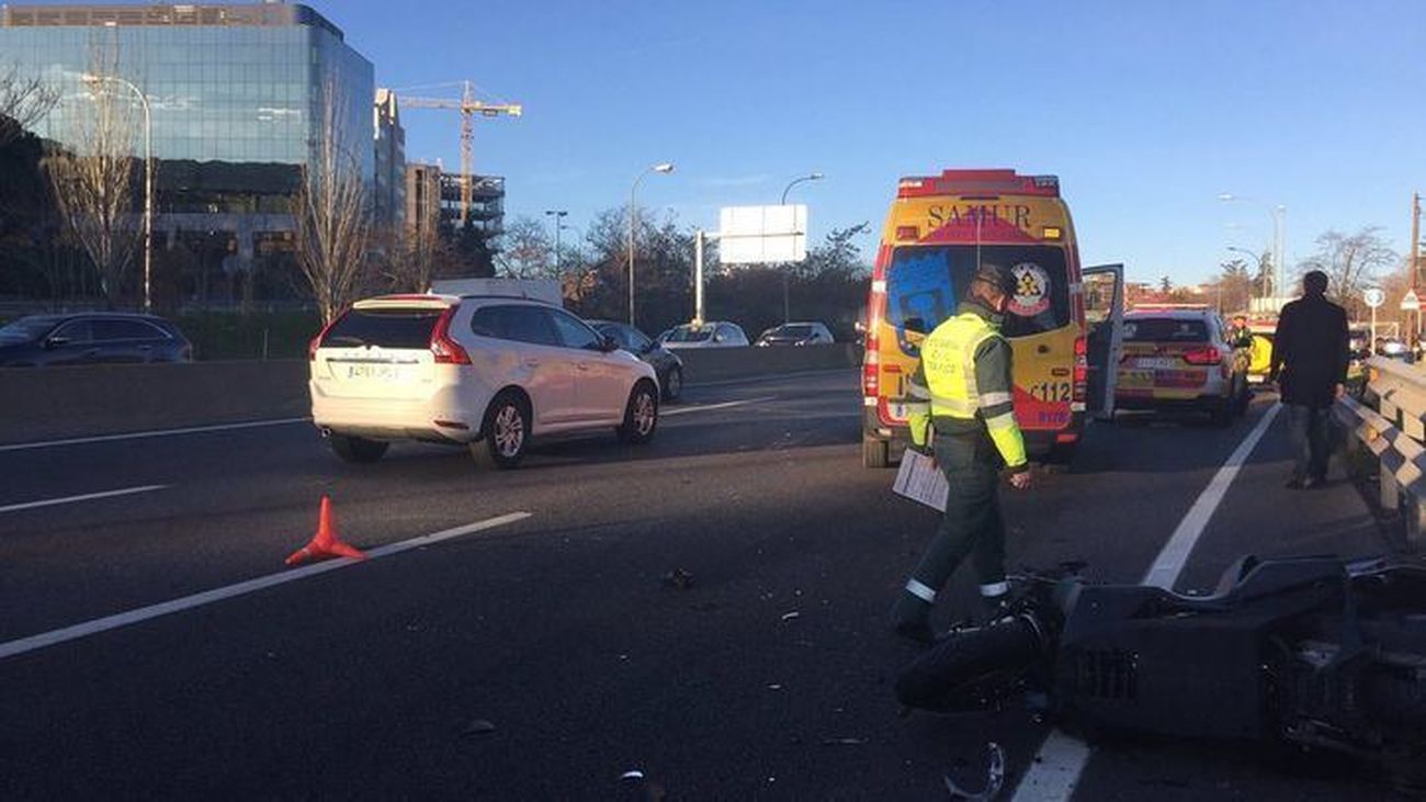 Efectivos del Samur atienden el accidente entre un motorista y un turismo en la A-2 (Foto: Emergencias Madrid)