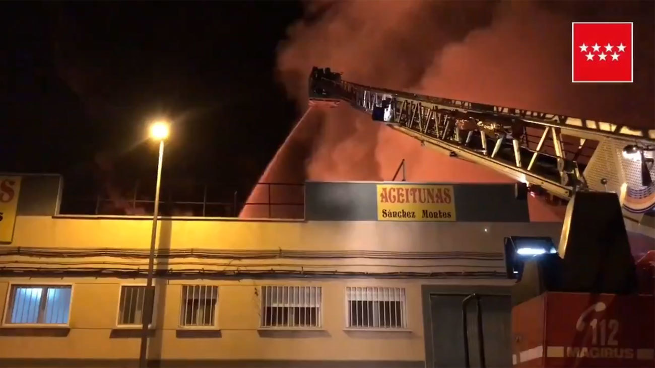 Un incendio arrasa una nave industrial en Humanes de Madrid