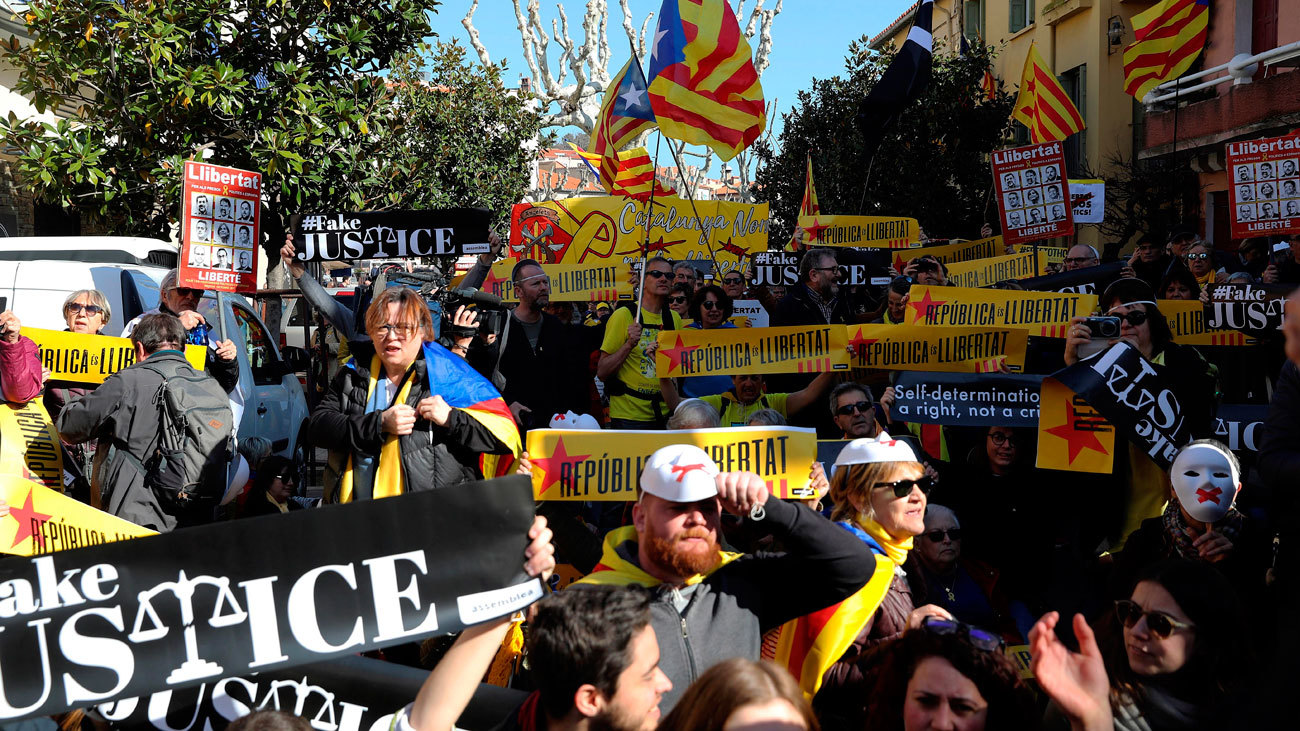 Independentistas catalanes protestan en Colliure durante la visita de Pedro Sánchez