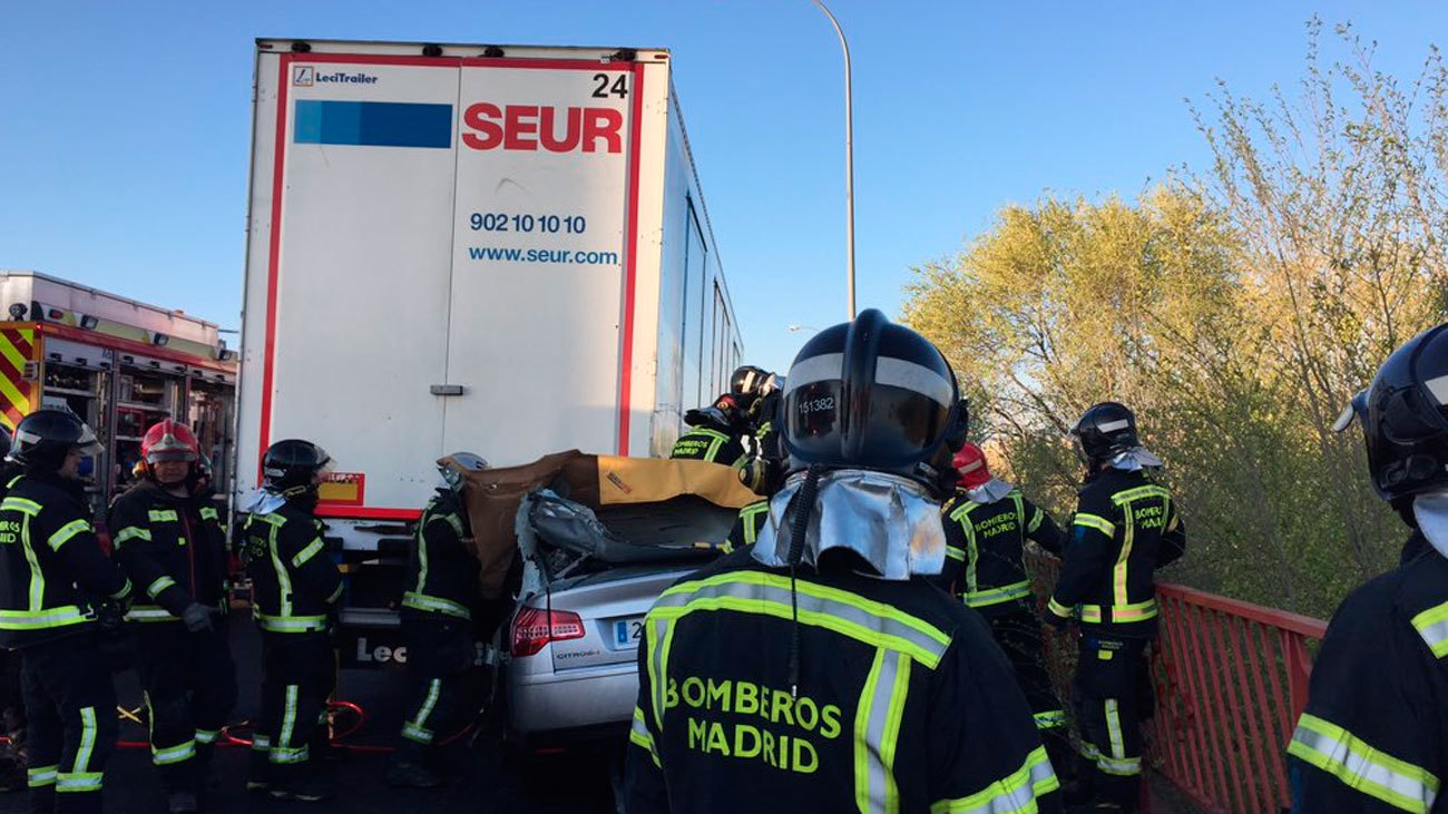 Muere un hombre al chocar su coche con un camión en la M-45