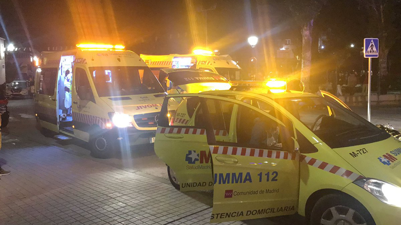 Los servicios de emergencia de SUMMA 112 atendiendo a los heridos en Cobeña