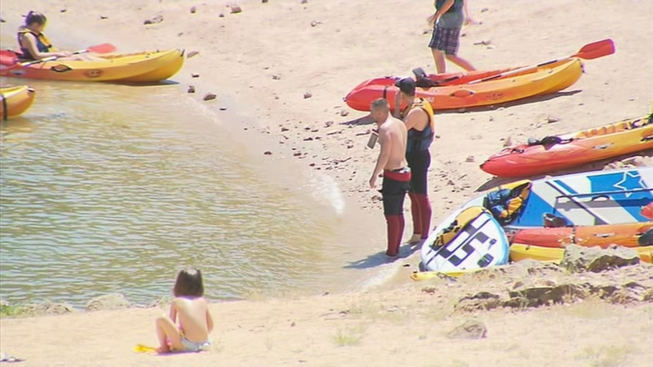 Los vecinos de San Martín de Valdeigleisas ya se bañan en el Pantano de San  Juan