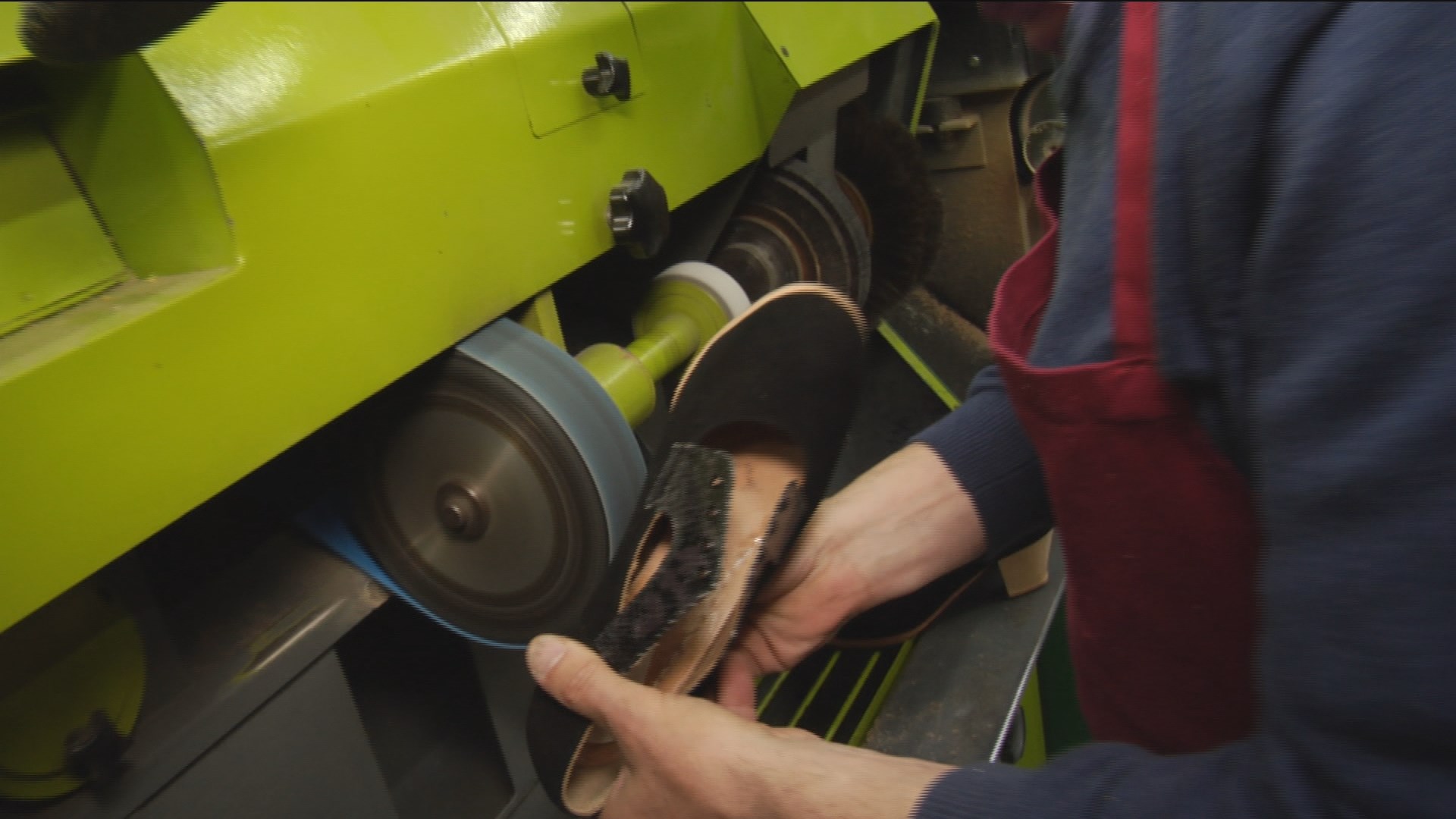 As fabrican los tradicionales zapatos de flamenco en Vallecas