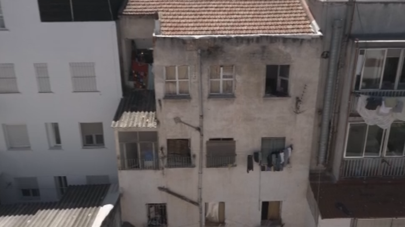 Así es el narcoedificio 'okupado' que tiene en jaque a sus vecinos en Carabanchel