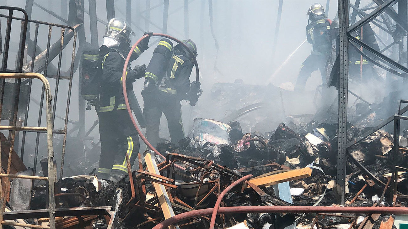 Bomberos trabajando en la nave de patinetes en Humanes