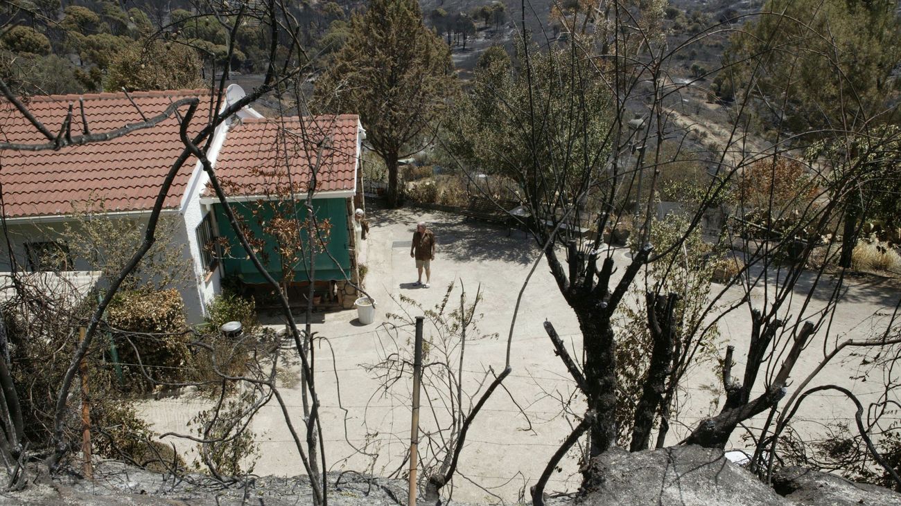 Vista de una de las viviendas que fueron rodeadas por el fuego en Cadalso y Cenicientos.