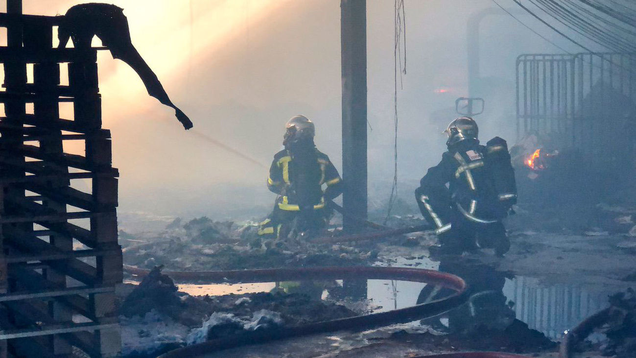 Bomberos trabajan en sofocar el incendio