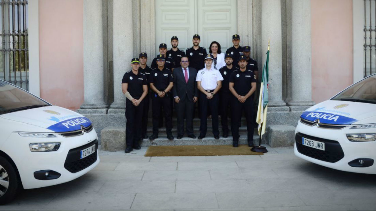 El alcalde de Boadilla, Javier Úbeda, con los nuevos policías locales