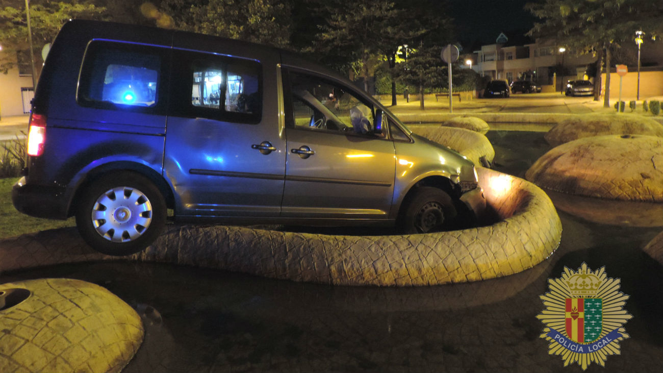 Un coche dentro de una fuente en Getafe