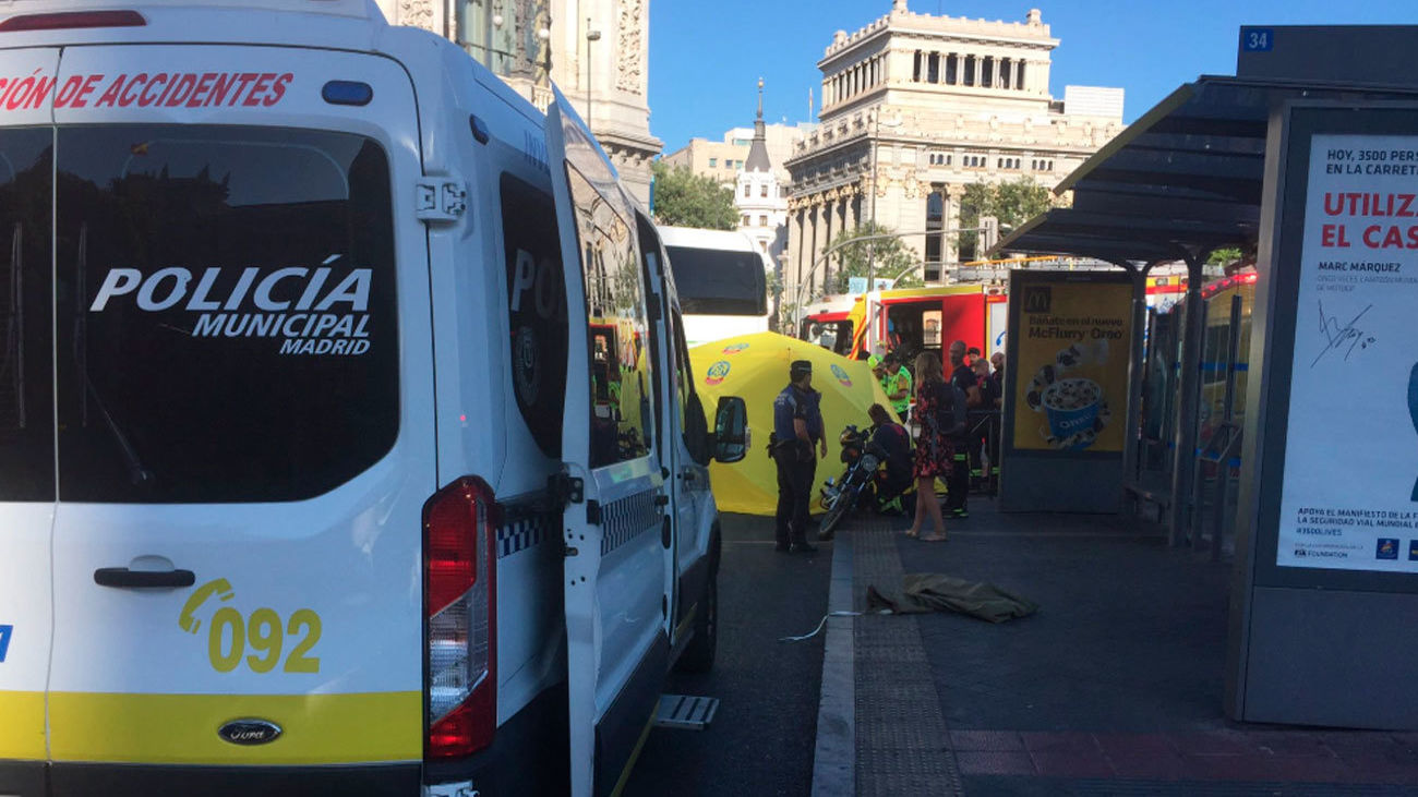 Muere una motorista al chocar contra un autobús en la plaza de Cibeles