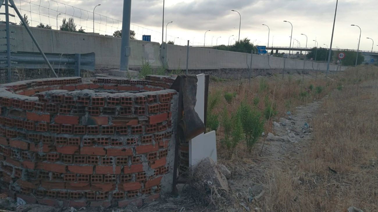 Localizan y sellan un pozo abandonado junto a la carretera M-50 a su paso por Getafe