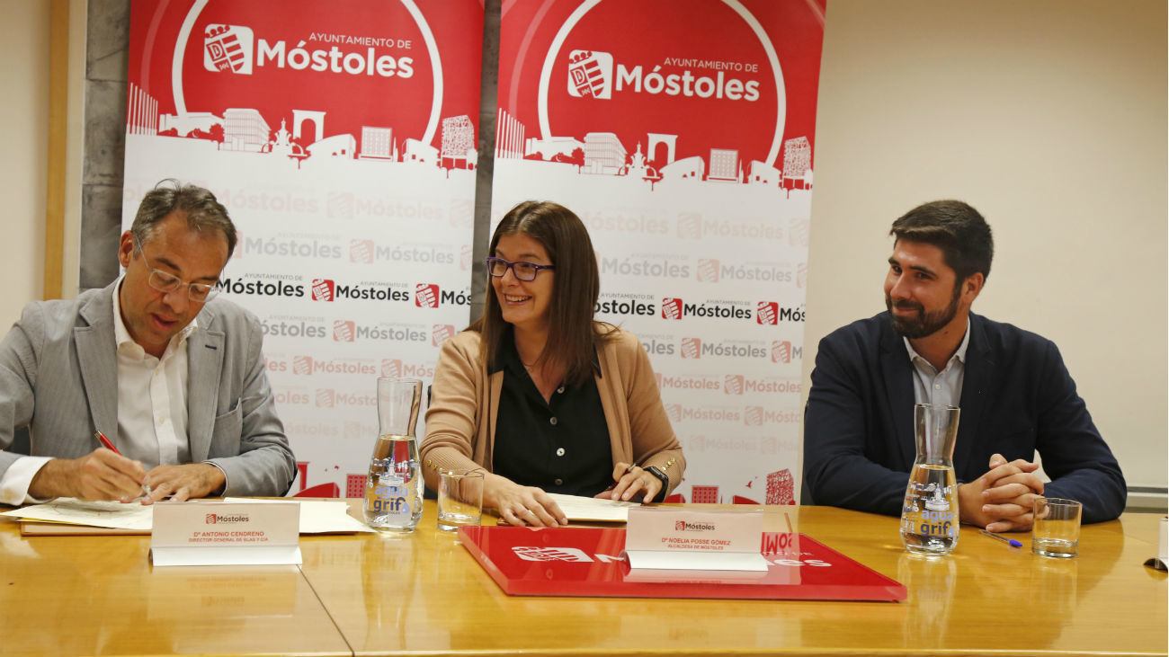 La alcaldesa de Móstoles firma el convenio