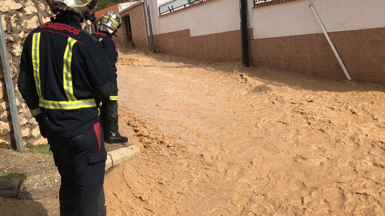 Bomberos de la Comunidad de Madrid trabajan para ayudar a los afectados por las lluvias