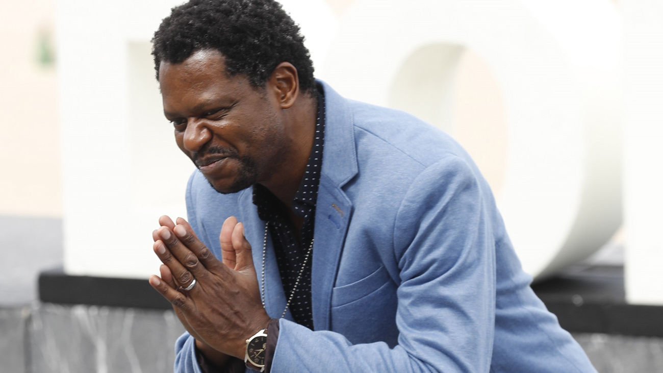 El actor, Bukassa Kabengele, posa tras presentar su película "Pacificado", en el marco del 67 Festival de San Sebastián