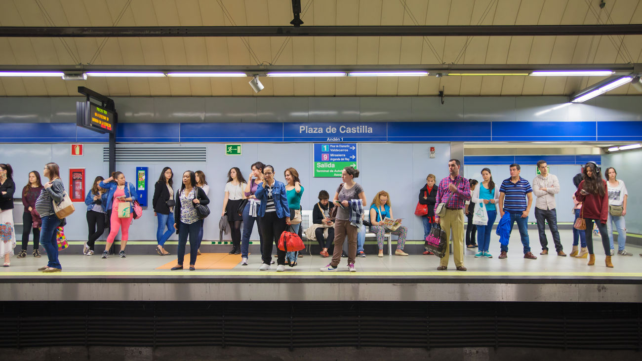 Viajeros esperan en un andén de Metro de Madrid