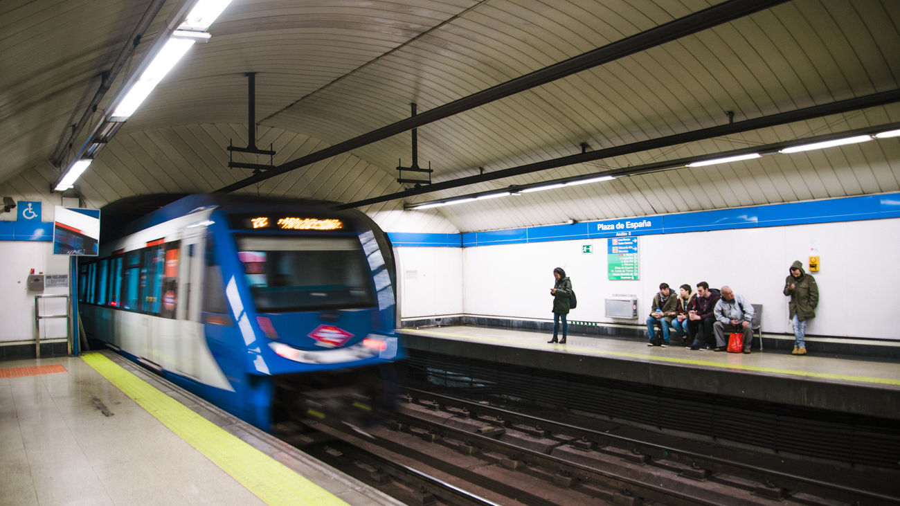 Un tren de metro entra en una estación