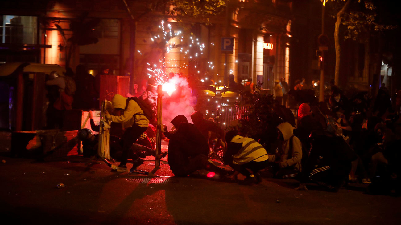 Vuelven los disturbios a Barcelona con quema de contenedores